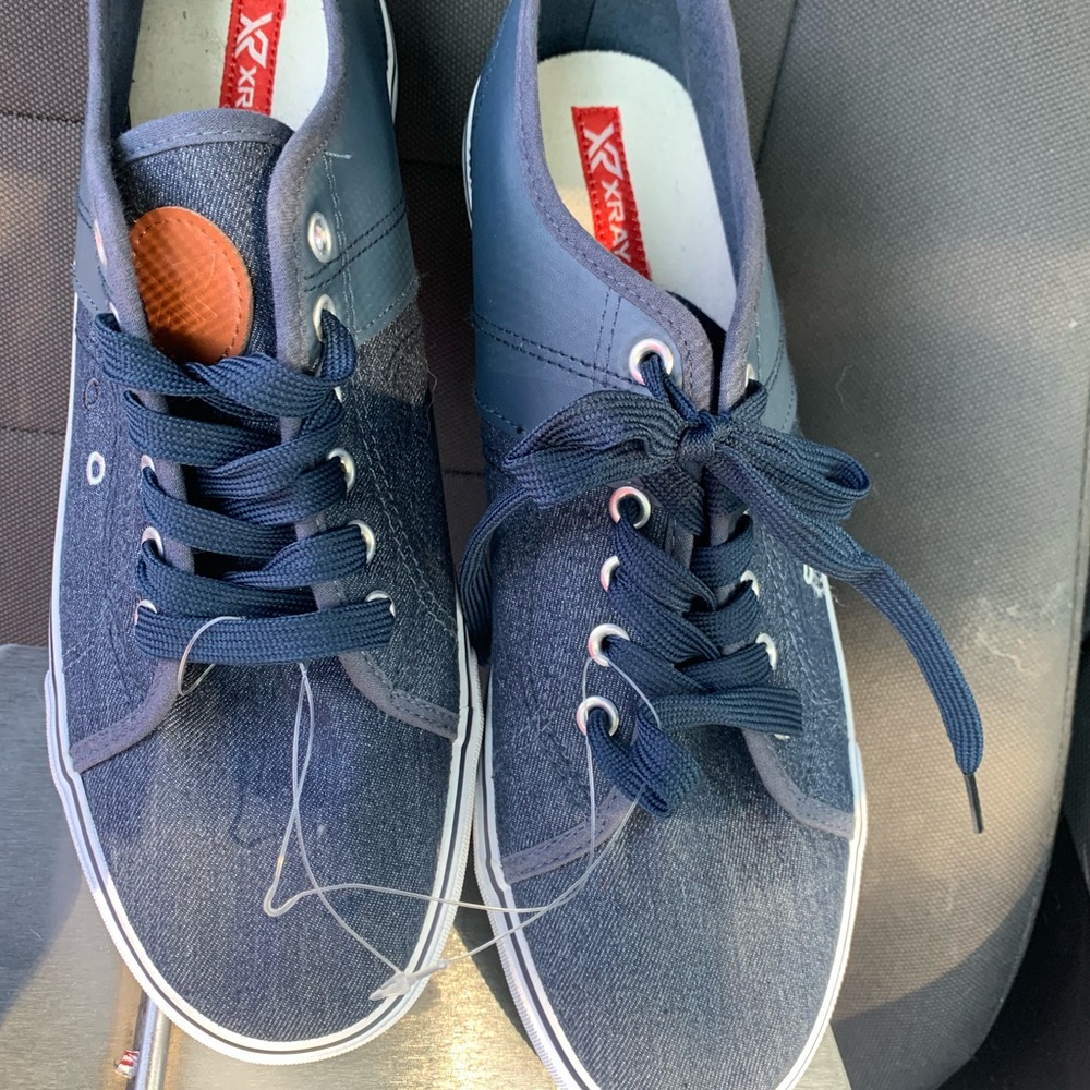 ⭐️⭐️NWOT Blue Faux Leather/ Denim Tennis Shoe⭐️⭐️